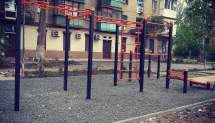 Площадка для воркаута в городе Мариуполь №8912 Маленькая Современная фото