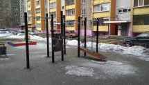 Площадка для воркаута в городе Челябинск №9481 Маленькая Современная фото