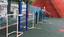 Площадка для воркаута в городе Москва №5229 Маленькая Современная фото
