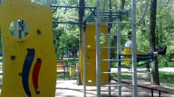 Площадка для воркаута в городе Алматы №137 Маленькая Современная фото