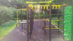 Площадка для воркаута в городе Москва №6903 Маленькая Современная фото