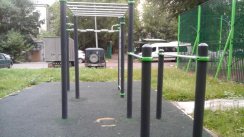 Площадка для воркаута в городе Москва №7097 Маленькая Современная фото