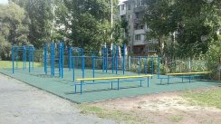 Площадка для воркаута в городе Омск №7197 Маленькая Современная фото