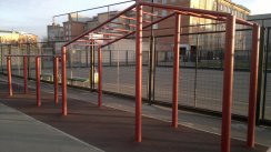 Площадка для воркаута в городе Абакан №7906 Маленькая Современная фото