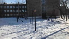 Площадка для воркаута в городе Бийск №8253 Маленькая Современная фото