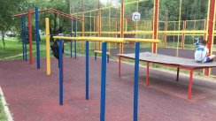 Площадка для воркаута в городе Мытищи №8553 Маленькая Современная фото