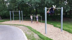 Площадка для воркаута в городе Дахау №8692 Маленькая Современная фото