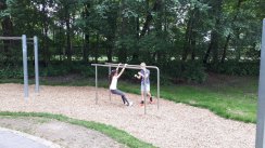 Площадка для воркаута в городе Дахау №8692 Маленькая Современная фото