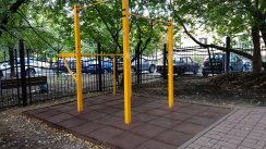 Площадка для воркаута в городе Москва №8975 Маленькая Современная фото