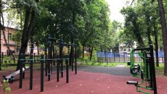 Площадка для воркаута в городе Москва №9692 Маленькая Современная фото