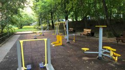 Площадка для воркаута в городе Москва №9729 Маленькая Современная фото