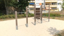 Площадка для воркаута в городе Калау №9971 Маленькая Современная фото