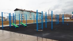 Площадка для воркаута в городе Шарыпово №10337 Средняя Современная фото