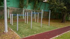 Площадка для воркаута в городе Москва №10996 Маленькая Современная фото