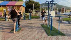 Площадка для воркаута в городе Геленджик №11387 Маленькая Современная фото