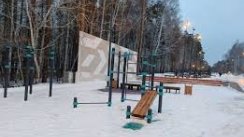 Площадка для воркаута в городе Заречный №11766 Средняя Современная фото