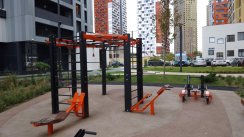 Площадка для воркаута в городе Москва №12097 Маленькая Современная фото