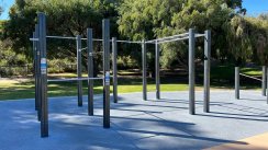 Площадка для воркаута в городе Перт №12383 Средняя Современная фото