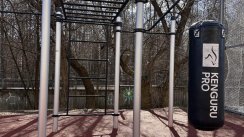 Площадка для воркаута в городе Москва №13088 Маленькая Современная фото