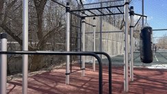 Площадка для воркаута в городе Москва №13088 Маленькая Современная фото