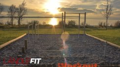 Площадка для воркаута в городе Лохау №3796 Маленькая Современная фото