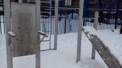 Площадка для воркаута в городе Москва №4773 Маленькая Современная фото