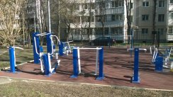 Площадка для воркаута в городе Москва №2842 Маленькая Современная фото