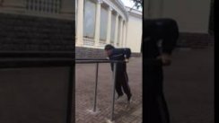 Степаныч выполняет брусья