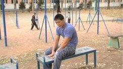 Фрагмент программы "The Overtime": прокачка пресса на спортплощадке. Тренер - Сергей Юн