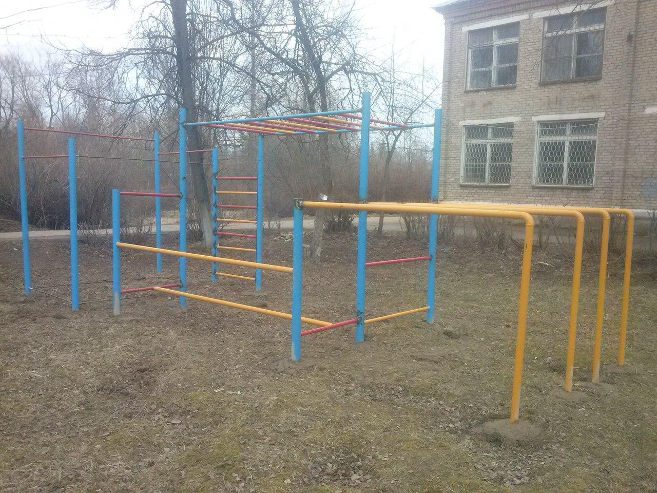 Бюджетный вариант площадки для воркаута Бюджетный вариант площадки для воркаута